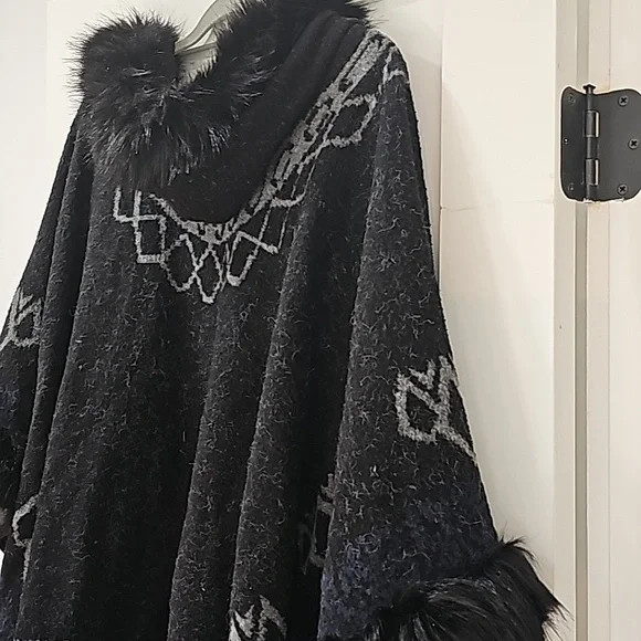 Hooded  shawl coat  cape with  faux  fur  black  trim . Elegant  and  classy - Picture 8 of 8
